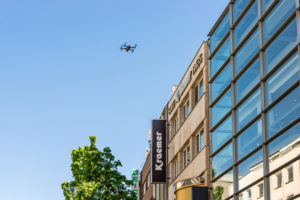 Drohne fliegt über die Schildergasse in Köln Drohne fliegt über die Schildergasse in Köln